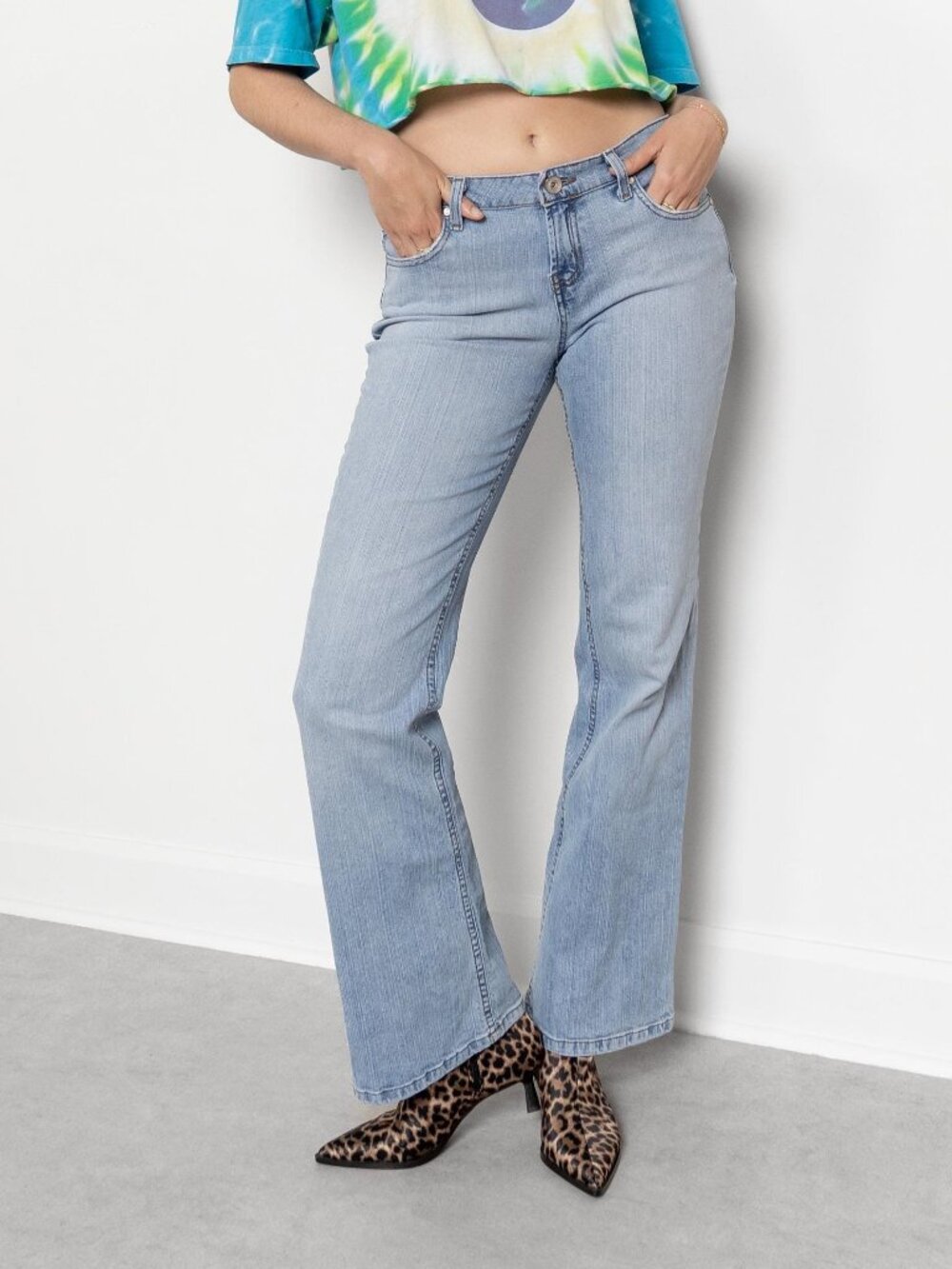 Y2K Low Rise Flare Jeans โ Faded Denim, Modern Size 10/11